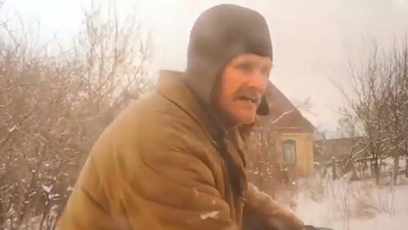 "Ждём "русский мир", но "укропы" здесь повсюду": дедушка с Донбасса продемонстрировал странное поведение