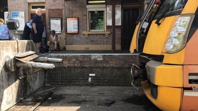 Поезд влетел в железнодорожную станцию в Австралии: много пострадавших Поезд влетел в железнодорожную станцию в Австралии: много пострадавших