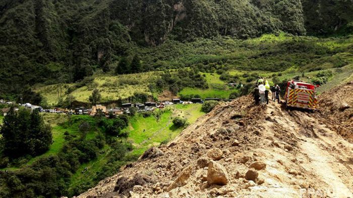 Автобус з людьми зірвався у прірву: десятки загиблих Автобус з людьми зірвався у прірву: десятки загиблих
