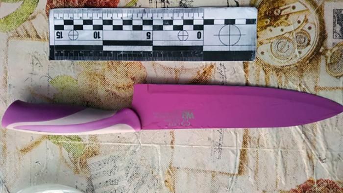 Молодий чоловік накинувся з ножем на вітчима у Харкові: фото 18+ Молодий чоловік накинувся з ножем на вітчима у Харкові: фото 18+