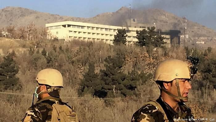 Теракт у Кабулі: відео, як люди рятуються з готелю у Кабулі