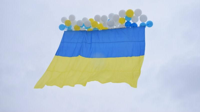 У День Соборності до Луганська полетів великий український прапор: відео
