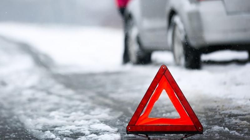 Чоловіка витягали рятувальники: у Києві авто на великій швидкості врізалося у стовп Чоловіка витягали рятувальники: у Києві авто на великій швидкості врізалося у стовп