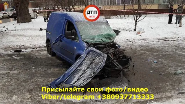 У Києві авто на великій швидкості врізалося у стовп