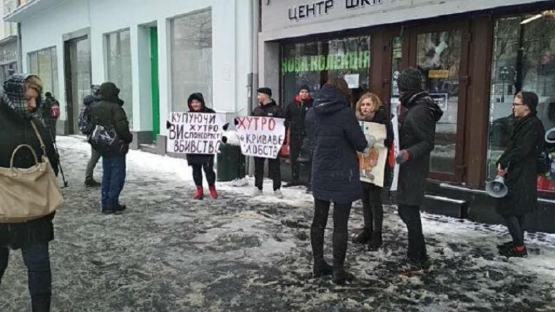 Путіна на вас нема – у Львові знову влаштували пікет біля скандального магазину