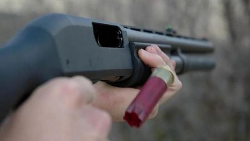 В Луцке вооруженный мужчина устроил стрельбу В Луцке вооруженный мужчина устроил стрельбу