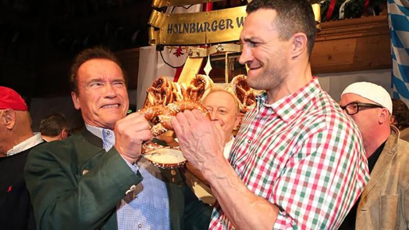 Кличко "поборолся" со Шварценеггером за еду: смешные фото Кличко "поборолся" со Шварценеггером за еду: смешные фото