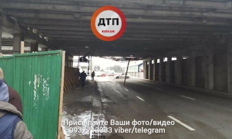 У Києві "втомився" ще один міст: з'явились фото