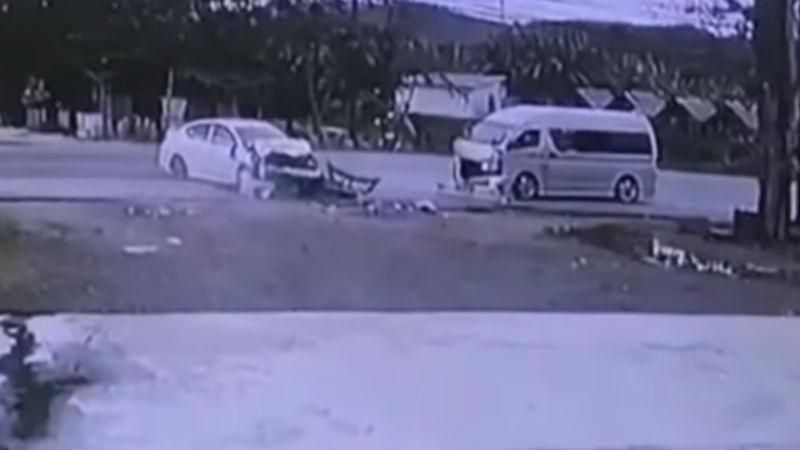 Аварія з українцем та росіянками в Таїланді: з’явилось відео з моментом ДТП Аварія з українцем та росіянками в Таїланді: з’явилось відео з моментом ДТП