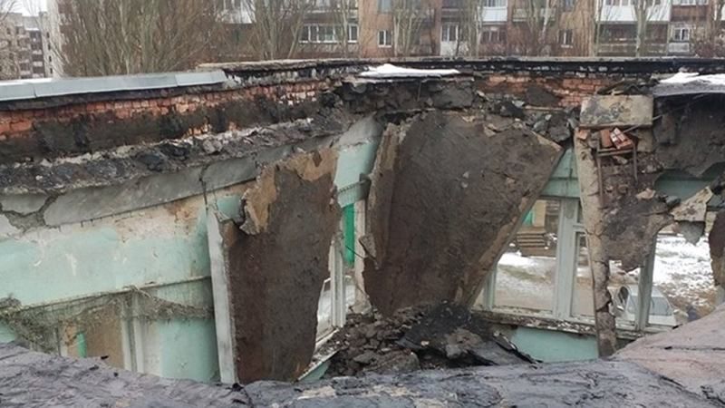 В Донецкой области провалилась крыша школы: жуткое фото