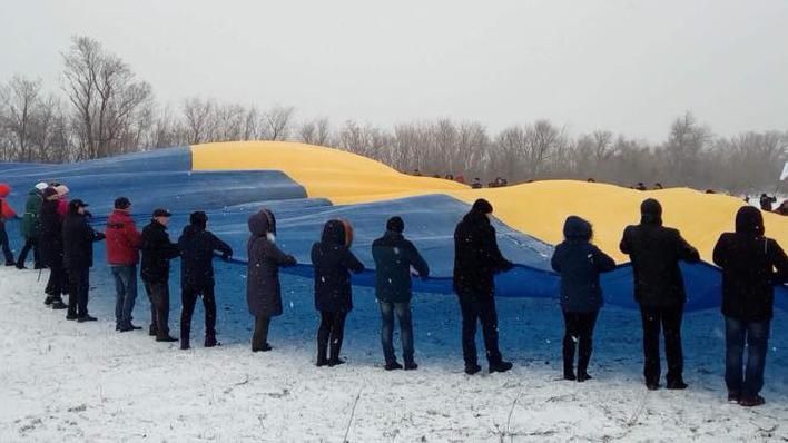 В День Соборности на границе с Крымом развернули огромный сине-желтый флаг