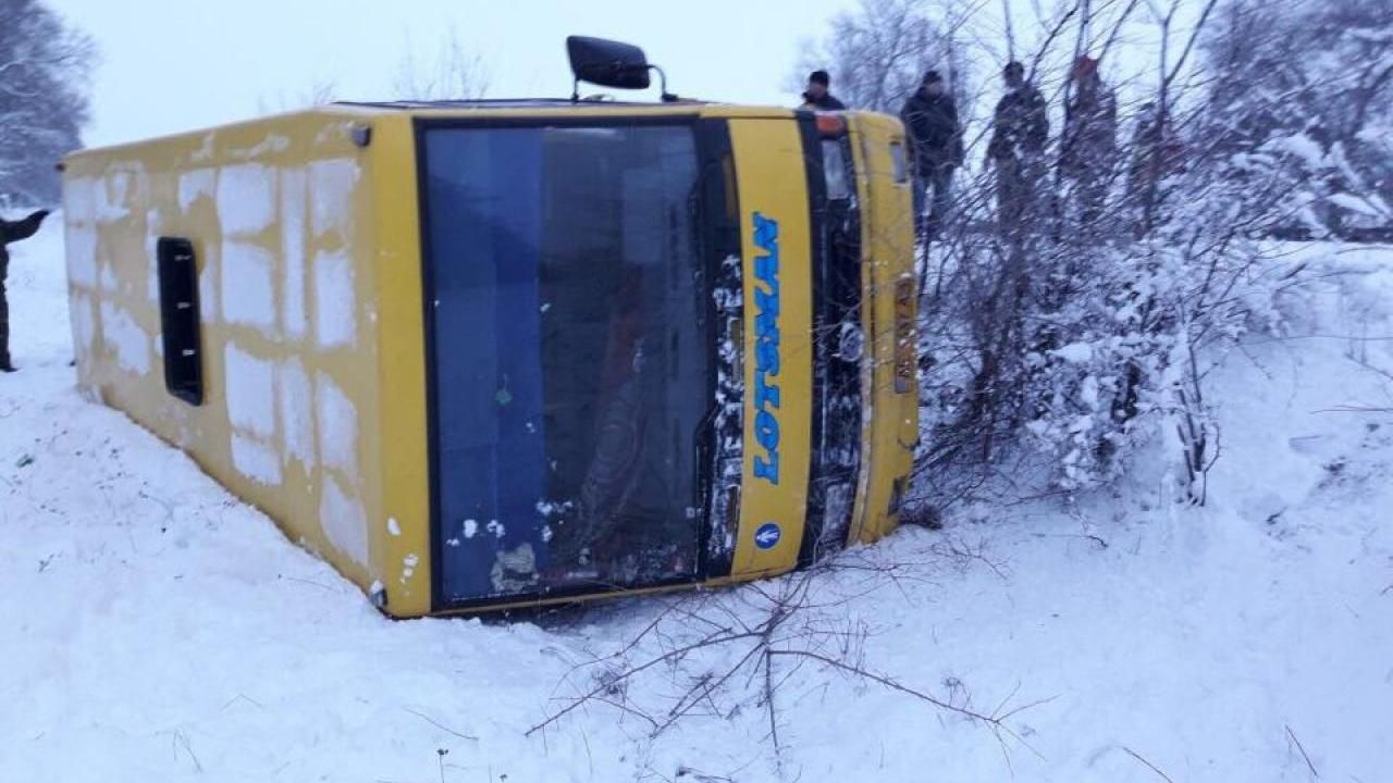 Автобус із пасажирами перекинувся поблизу Кривого Рогу: є потерпілі 