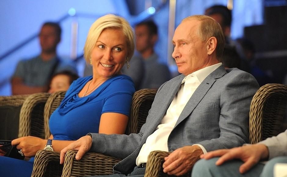Посіпака Путіна захопився жіночим образом господаря Кремля 
