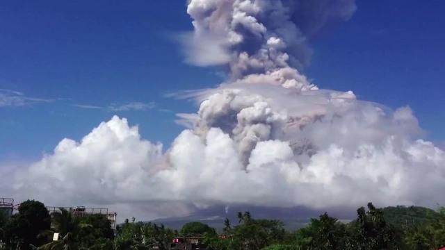 На Филиппинах произошло извержение вулкана: фото и видео