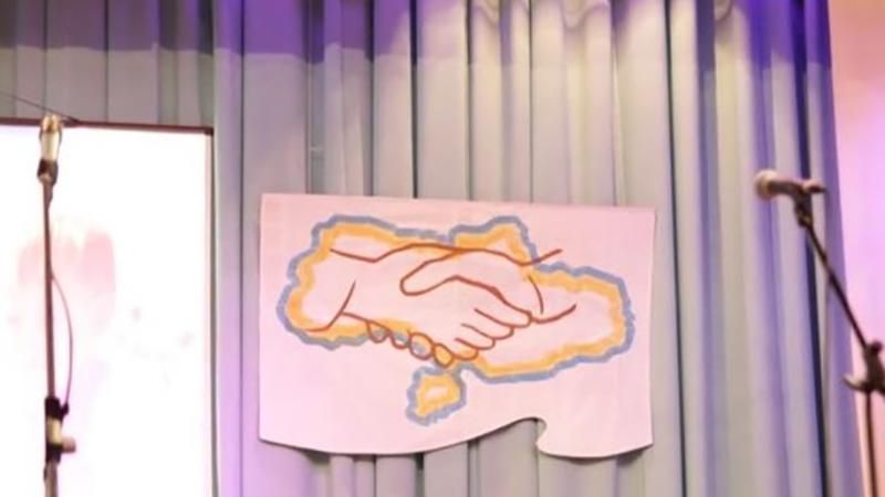 Карту Украины без Крыма показали во время праздника на Буковине: чиновники объяснили причину