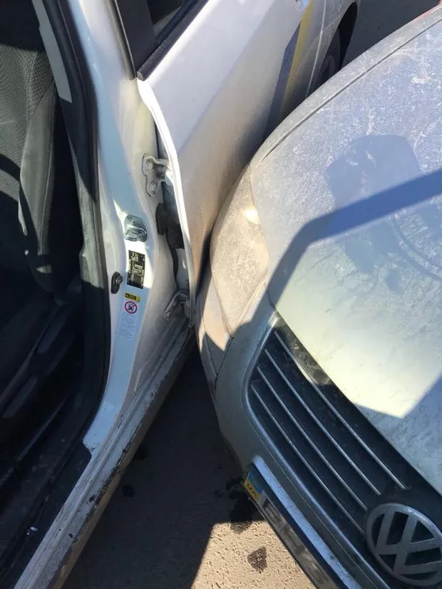 Зловмисники протаранили авто поліцейських Зловмисники протаранили авто поліцейських