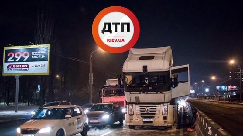 В Киеве посреди дороги загорелся грузовик: фото