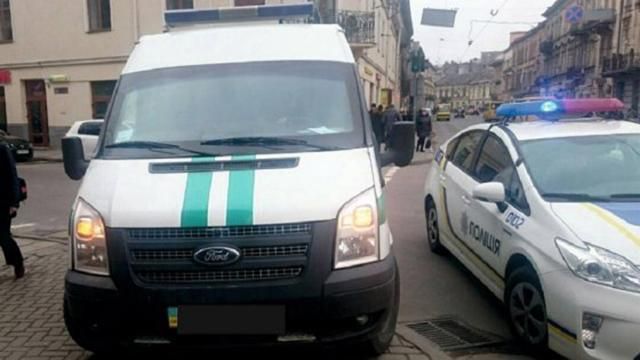 Інкасаторське авто збило жінку на переході у Львові