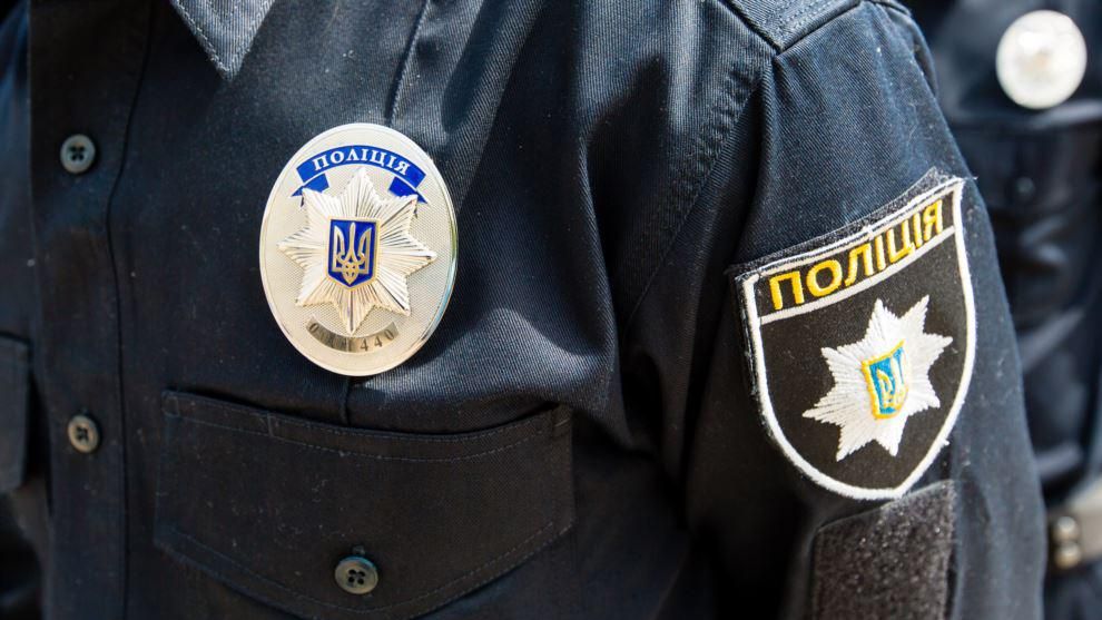 Обшукали гостей і скинули одного з балкону: як відпочиває на гулянках нова поліція Обшукали гостей і скинули одного з балкону: як відпочиває на гулянках нова поліція