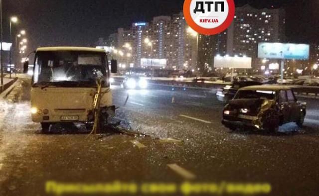 В Киеве маршрутка протаранила легковой автомобиль: фото В Киеве маршрутка протаранила легковой автомобиль: фото