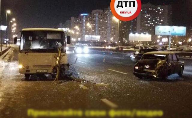 В Киеве маршрутка протаранила легковой автомобиль: фото