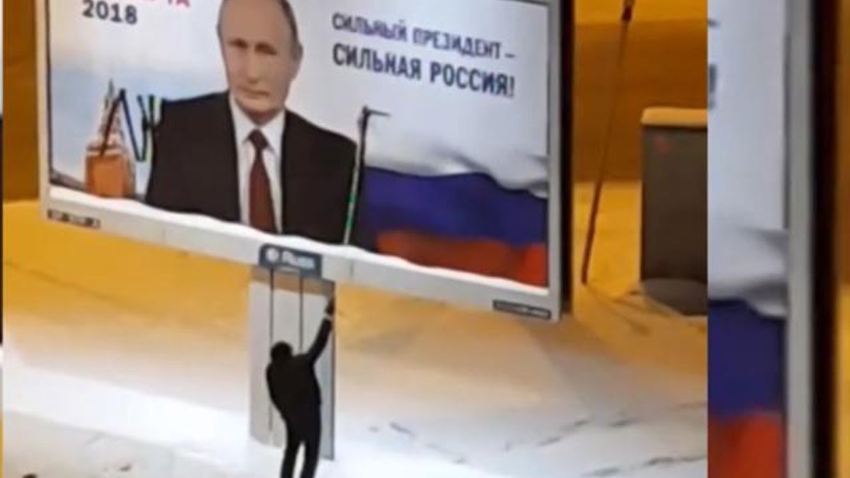 "Брехун": у Росії чоловік розмалював білборд із портретом Путіна (відео) "Брехун": у Росії чоловік розмалював білборд із портретом Путіна (відео)