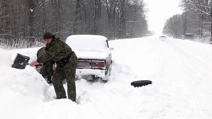 Поліція показала засніжені траси Донеччини, по яких заборонили рух вантажівок: фото