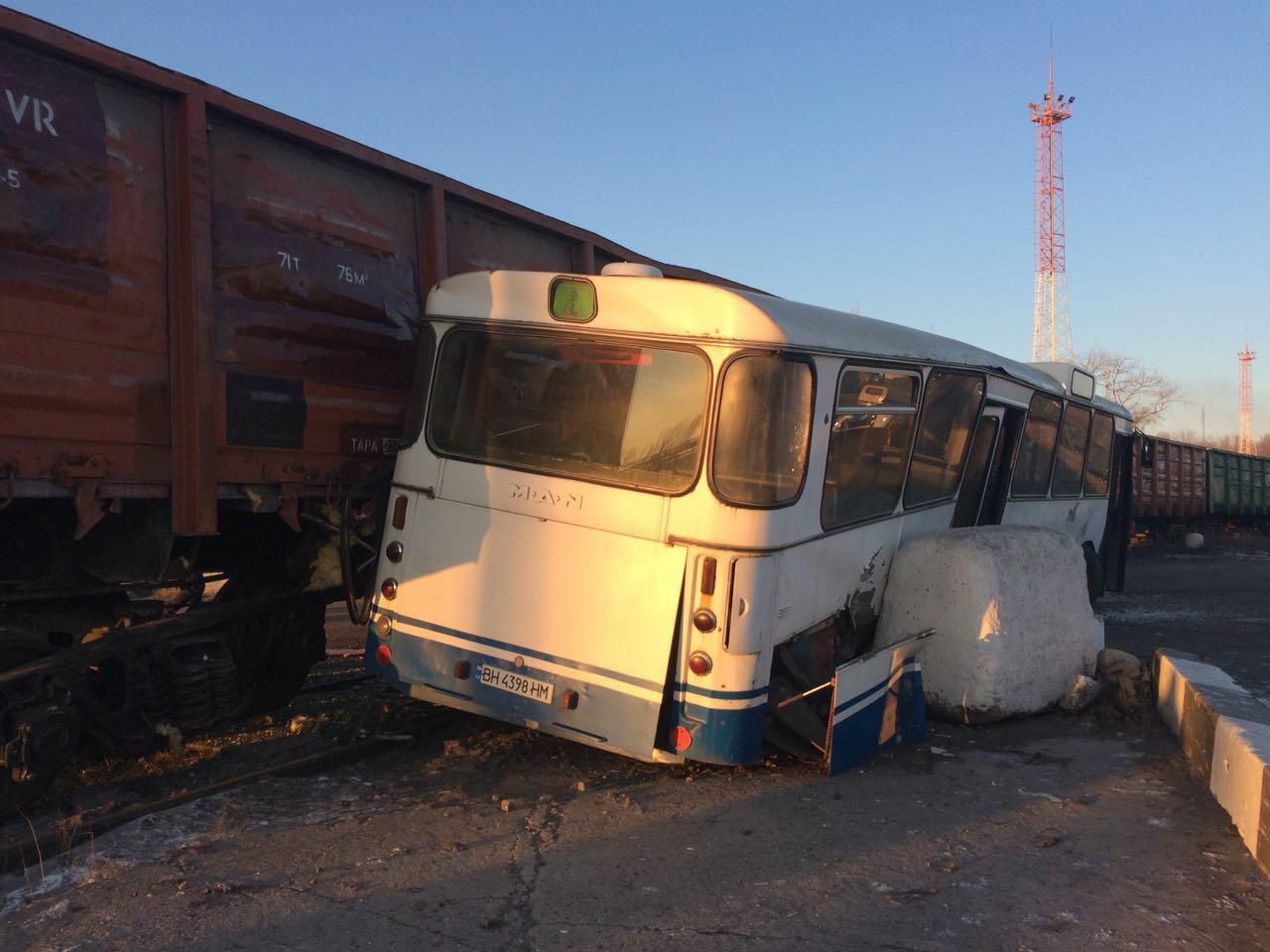 У Чорноморську зіткнувся товарний потяг та автобус, постраждали шестеро людей 