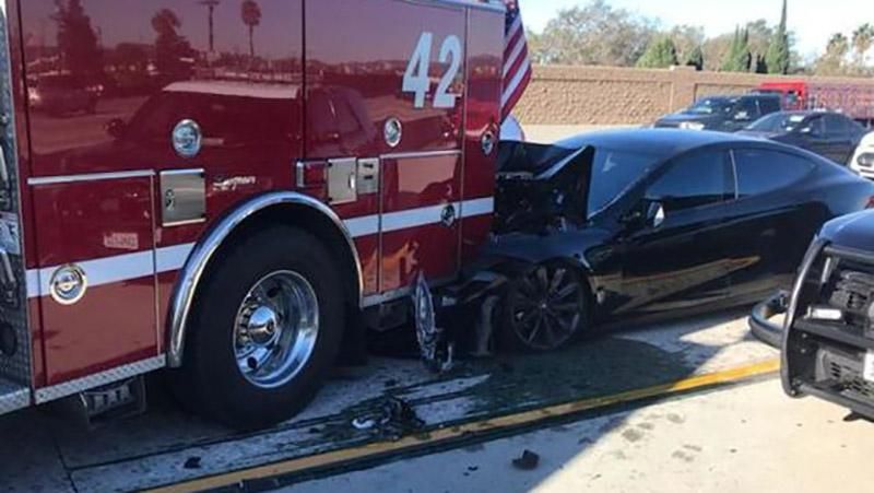 Tesla на автопілоті протаранила пожежну машину в США: деталі аварії