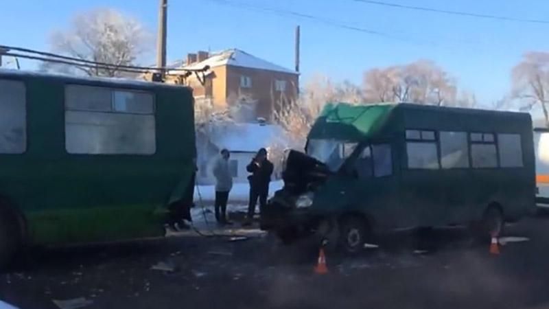 У Чернігові маршрутка влетіла в тролейбус: відео