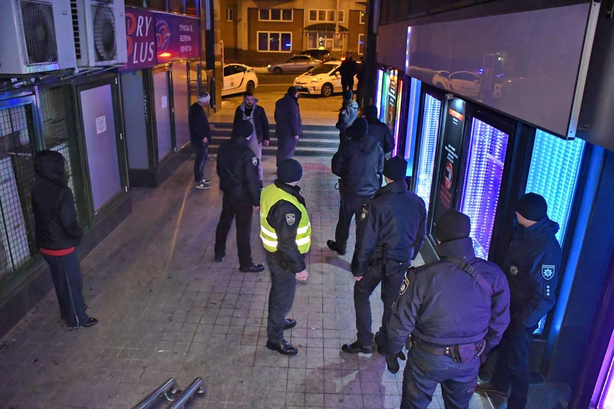 Посетители стриптиз-бара в Киеве устроили драку и стрельбу: фото и видео