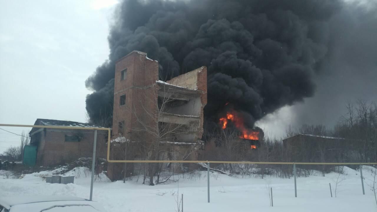 Масштабна пожежа у Слов’янську: горить склад (фото)
