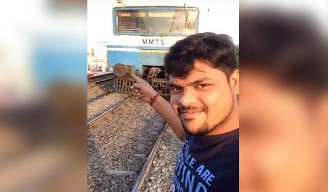 В Індії чоловік зняв на відео, як його збив потяг