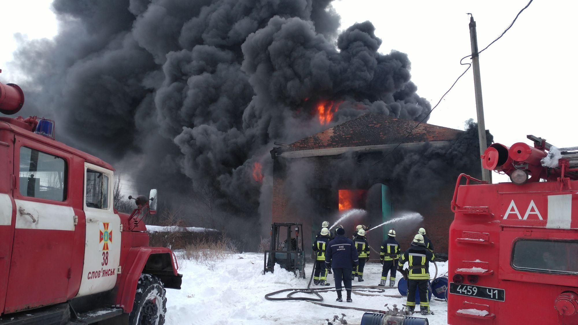 Спасателям удалось через 10 часов потушить масштабный пожар в Славянске: фото и видео
