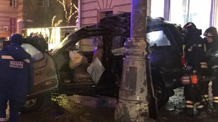 Джип зніс автобусну зупинку у Москві: є загиблі та постраждалі Джип зніс автобусну зупинку у Москві: є загиблі та постраждалі