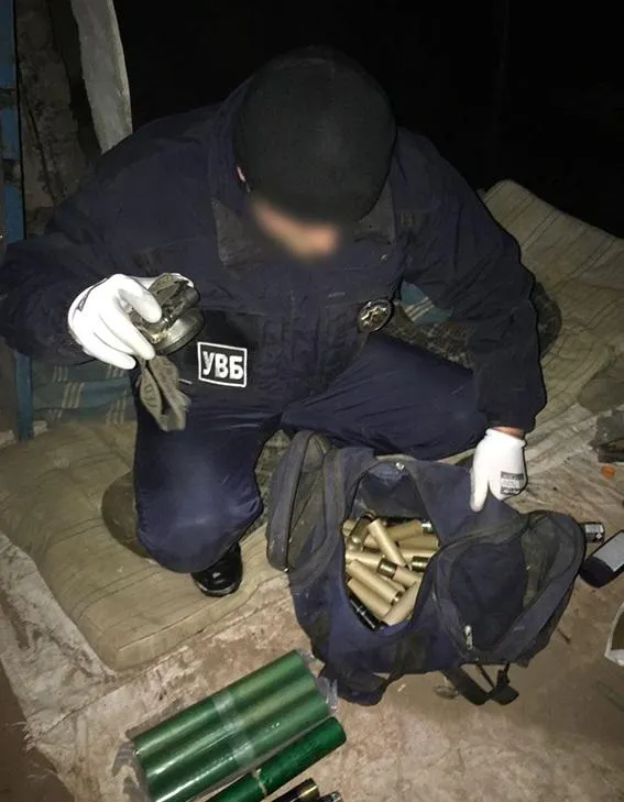 Правоохоронці вилучили незаконні вибухові речовини Правоохоронці вилучили незаконні вибухові речовини