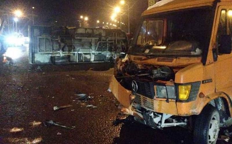 Во Львове не разминулись маршрутка и микроавтобус, есть пострадавшие Во Львове не разминулись маршрутка и микроавтобус, есть пострадавшие