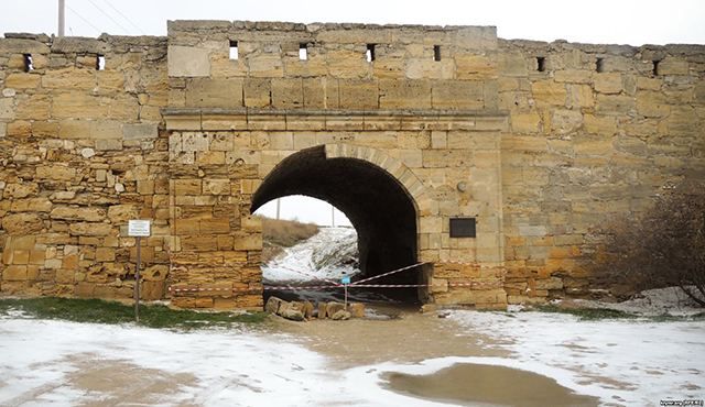 В Крыму обрушилась часть крепости Еникале: фото В Крыму обрушилась часть крепости Еникале: фото