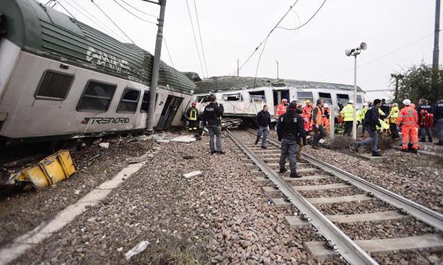 Потяг зійшов з рейок на півночі Італії: є жертви (фото) Потяг зійшов з рейок на півночі Італії: є жертви (фото)