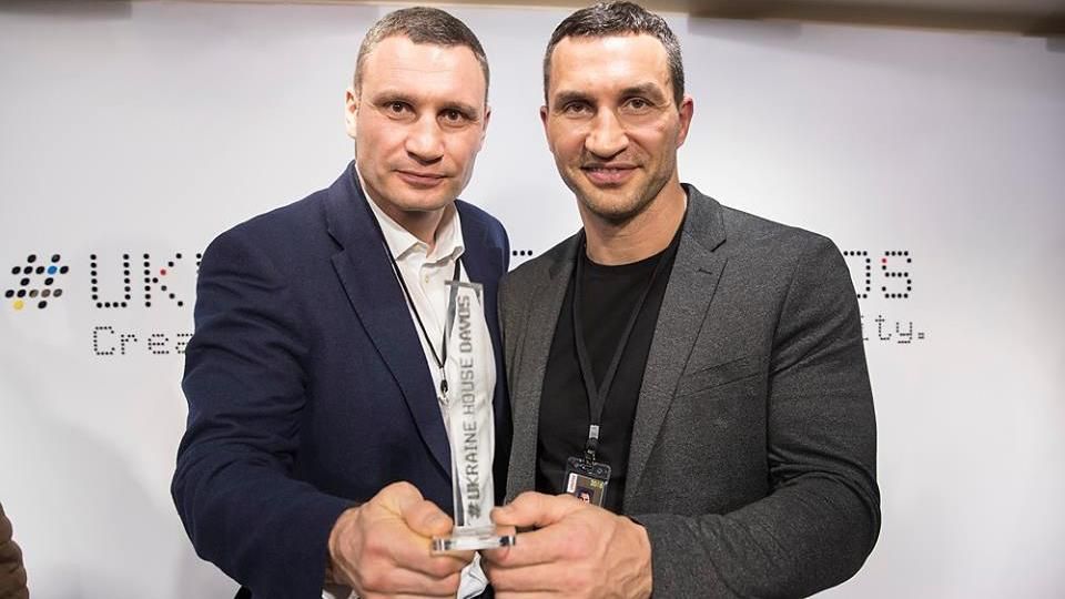 Братья Кличко получили специальную награду в Давосе