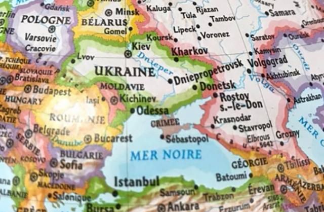 Украина добилась изъятия из продажи во Франции глобусов с "русским" Крымом