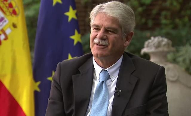 Испанский министр потерял сознание во время дебатов в Давосе Испанский министр потерял сознание во время дебатов в Давосе