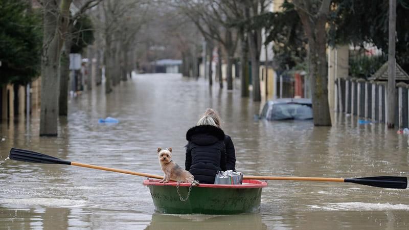 Париж страдает от сильного наводнения: фото, видео