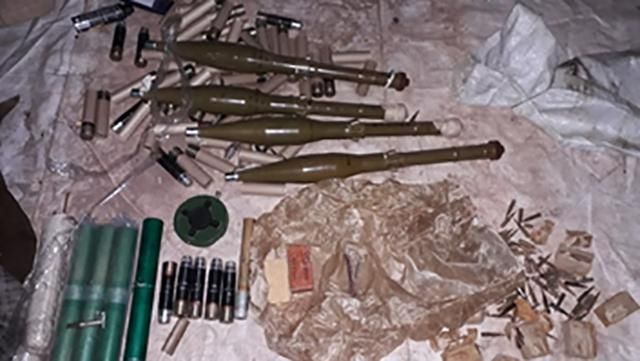 В зоні АТО виявили сховок зброї, який намагалися вивести на мирні території В зоні АТО виявили сховок зброї, який намагалися вивести на мирні території