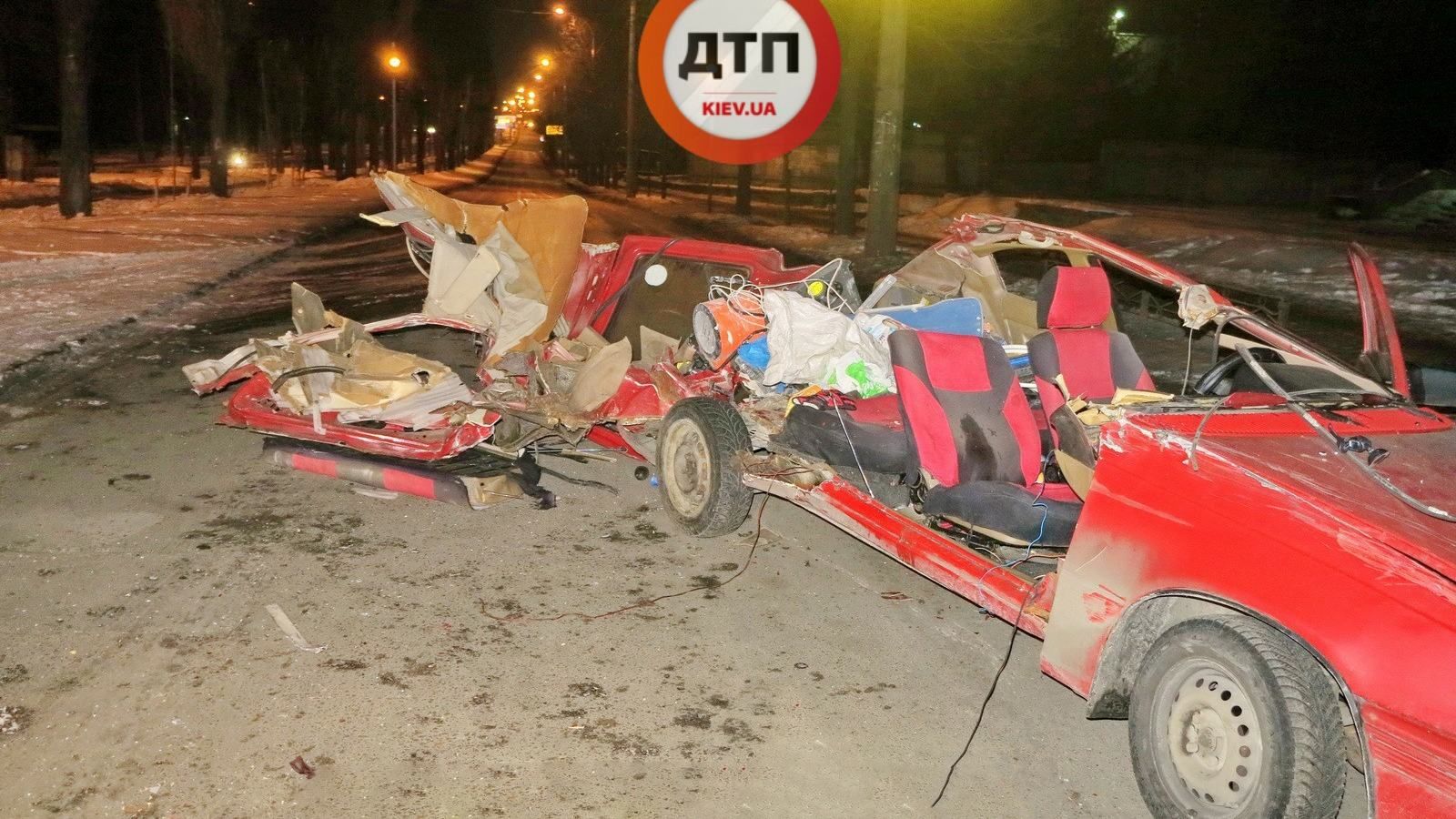 П’яна аварія у Києві: пасажирка авто загинула на місці, водій не постраждав, від машини залишився лише металобрухт