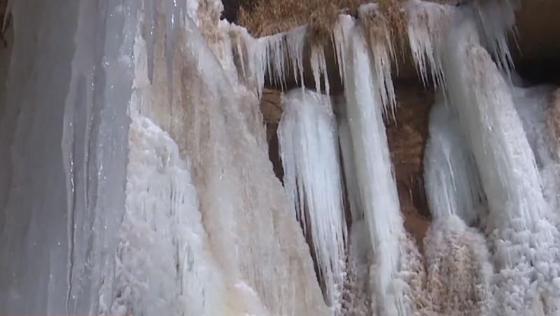 В Китае водопад превратился в сплошной лед: невероятное видео