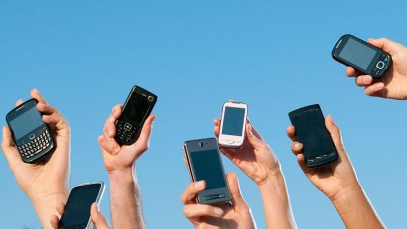 Жителі Донецька їздять на окраїну міста, щоб поговорити по мобільному телефону: фото Жителі Донецька їздять на окраїну міста, щоб поговорити по мобільному телефону: фото