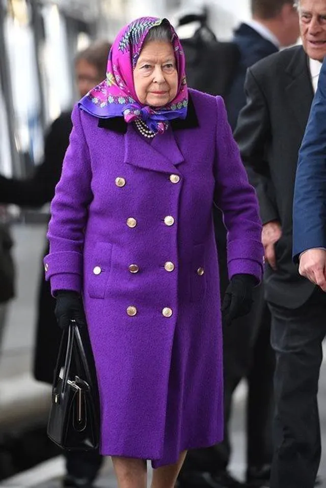 Королева Єлизавета ІІ обрала стильне пальто глибокого фіолетового кольору Королева Єлизавета ІІ обрала стильне пальто глибокого фіолетового кольору