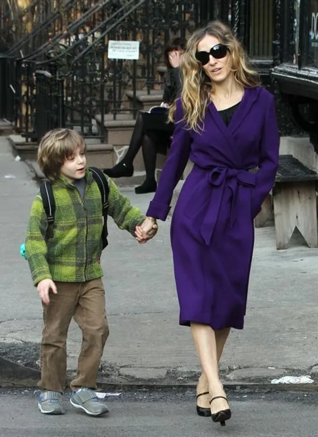 Сара Джесіка Паркер обрала більш сучасне пальто, але теж фіолетового кольору Сара Джесіка Паркер обрала більш сучасне пальто, але теж фіолетового кольору