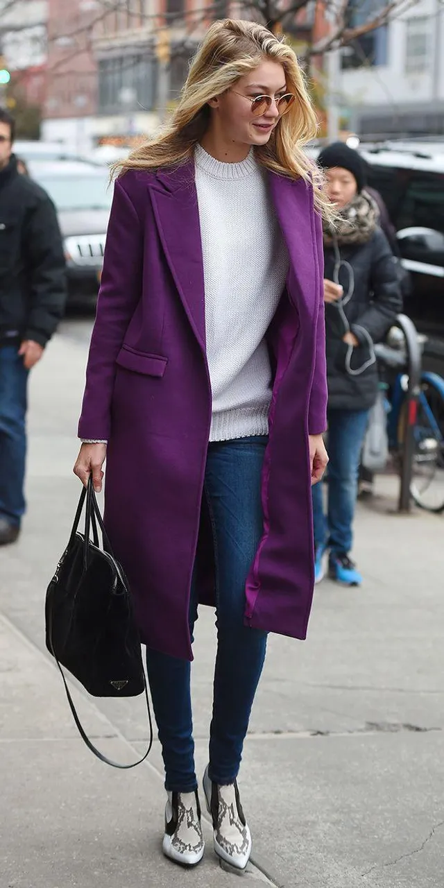 Джіджі Хадід доповнила образ фіолетовим пальто Джіджі Хадід доповнила образ фіолетовим пальто